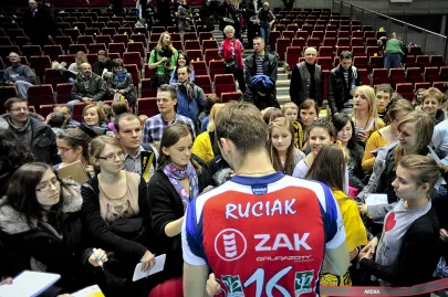 Michał Ruciak rozdaje autografy po meczu