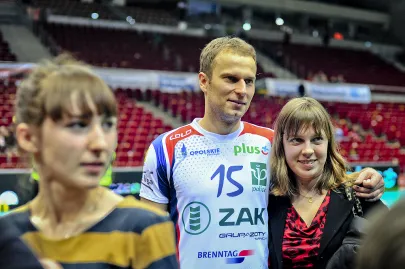 Piotr Gacek pozuje do zdjęć z kibicami