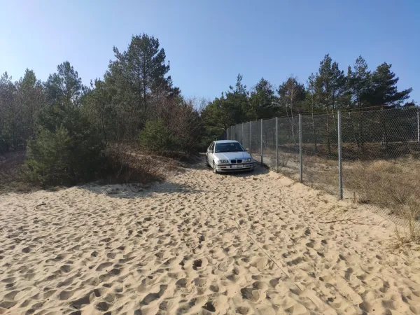 Wjechał autem na plażę Stogi