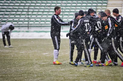 Tomasz Dawidowski strzela gola