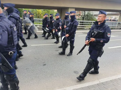 Policja z długą bronią