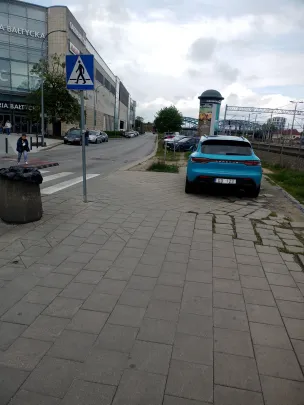 Na środku chodnika zaparkował
