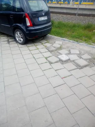 Takie są skutki parkowania na chodnikach