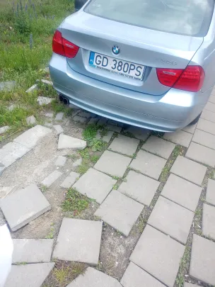 Takie są skutki parkowania na chodnikach