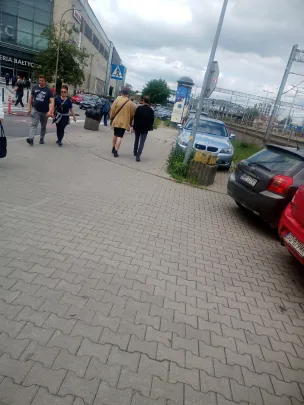 Takie są skutki parkowania na chodnikach