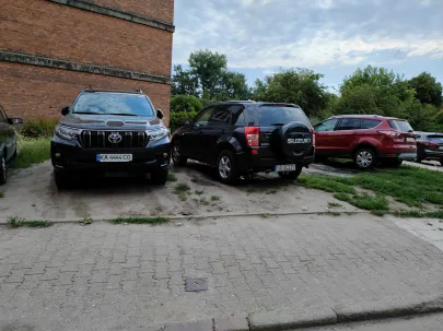 Trawnik i chodnik zniszczone przez parkujących