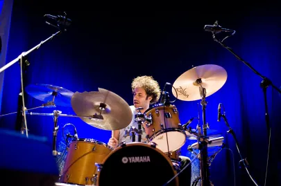 Jono McCleery z zespołem