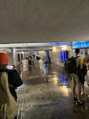Zalany tunel między peronami w Gdyni Głównej