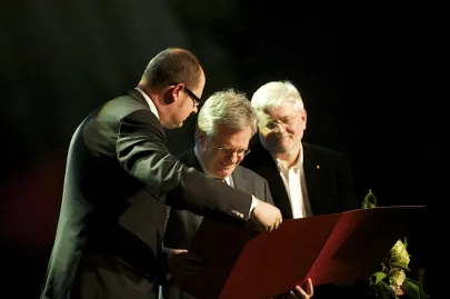 Kai Bauman odbiera nagrodę z rąk Prezydenta Miasta Gdańska Pawła Adamowicza