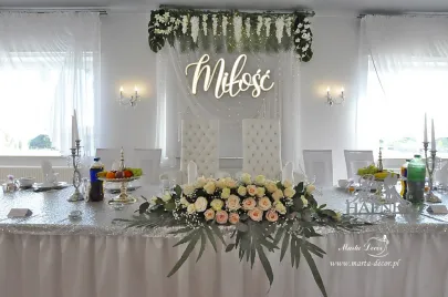 bukiet na stole młodej pary  Sala w Lublewie