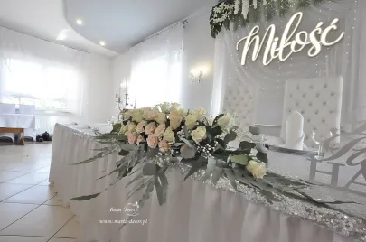 bukiet na stole młodej pary  Sala w Lublewie