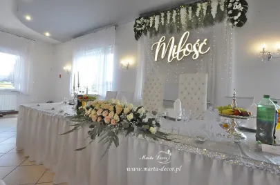 bukiet na stole młodej pary  Sala w Lublewie