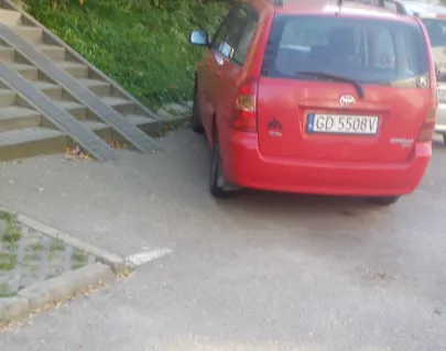 Zablokowany podjazd dla wózków