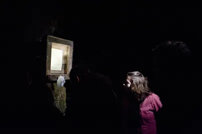 Publiczność ogląda wystawę