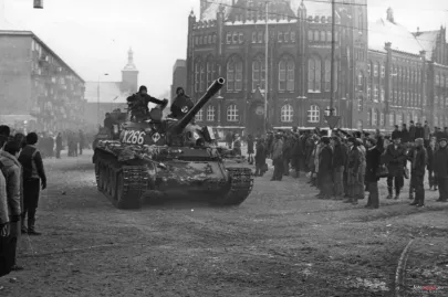 15 grudnia 1981 r. Czołgi w okolicy Stoczni Gdańskiej.