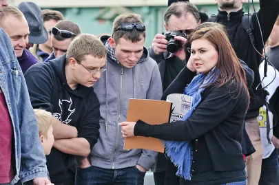 Organizatorka tłumaczy trasę przejazdu