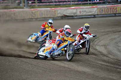 Nicki Pedersen na prowadzeniu
