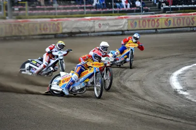 Nicki Pedersen na prowadzeniu