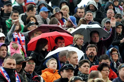 Kibice chronią się przed deszczem