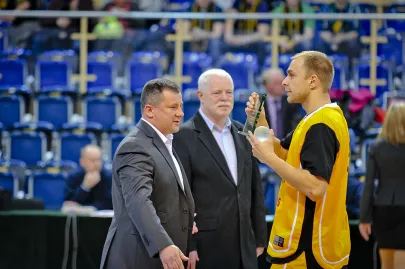 Łukasz Koszarek odbiera statuetkę dla najlepszegoo zawodnika ligi.