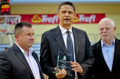 Trener Karlis Muiznieks odbiera statuetkę dla najlepszego trenera ligi.