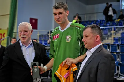 Adam Wójcik zostaje uhonorowany pamiatkową statuetką i koszulką Trefla.