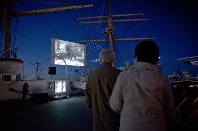 Pokaz filmu niemego na pokładzie Daru Pomorza