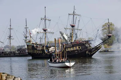 łódź celników, galeony "Lew" i "Czarna Perła"