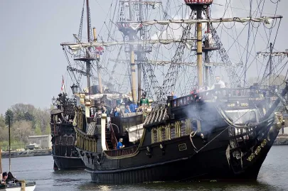 galeon "Lew" pod obstrzałem łodzi celników