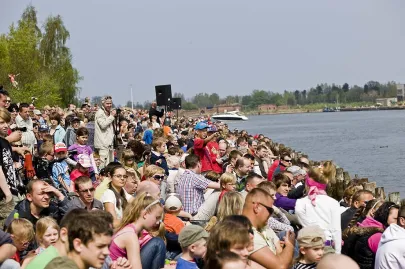 tłumy widzów na nabrzeżu