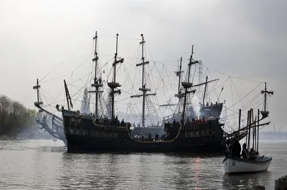 galeon "Lew" i przybywający z odsieczą Twierdzy galeon "Dragon"