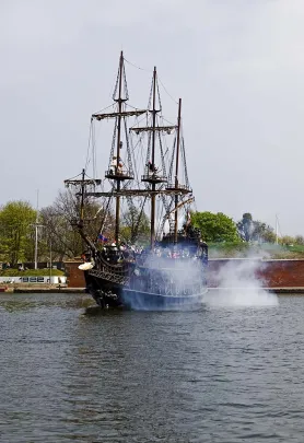 galeon "Czarna Perła" pod obstrzałem artylerzystów