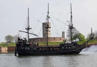 galeon "Czarna Perła" na tle Twierdzy