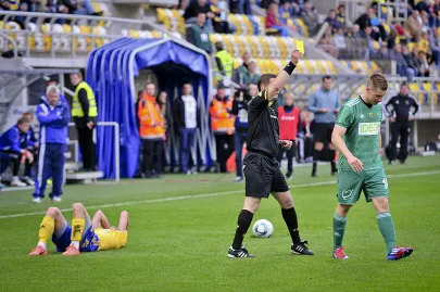 Żółta kartka dla zawodnika GKSu Katowice