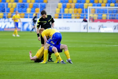 Marcin Radzewicz pomaga kontuzjowanemu Piotrowi Kuklisowi