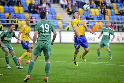 Arka Gdynia - GKS Katowice. Przy piłce Sławomir Mazurkiewicz