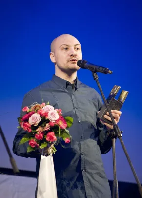 serbski reżyser Srdjan Sarenac odbiera nagrodę publiczności za film "Mężczyźni do wzięcia"