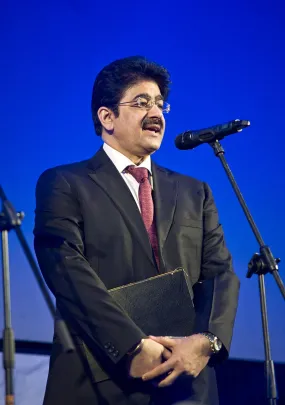 hinduski twórca Sandeep Marwah, członek Jury odbiera wyróżnienie