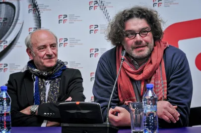 Grzegorz Łoszewski, scenarzysta w filmie "Bez wstydu" (po prawej)