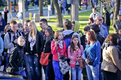 Publiczność przed Teatrem Muzycznym.
