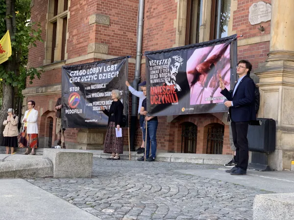 Kilkuosobowa kontrmanifestacja pod budynkiem rady miasta