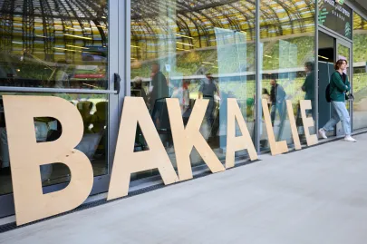Bakalie Lato, Dzień Otwartej Murawy, Holi