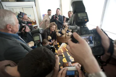 Grażyna Szapołowska rysuje na plakacie uśmiech
