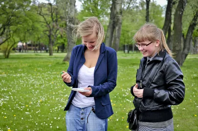 Joanna Kulig rozdaje autografy
