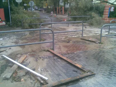 Morze wylewa na alejkę