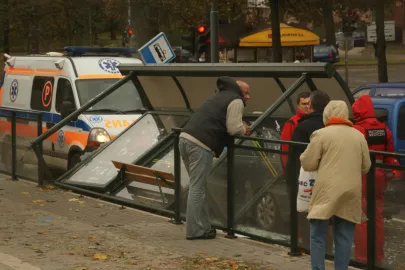 zwalony przystanek