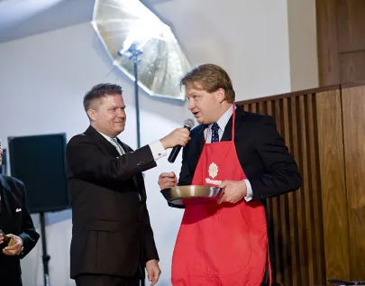 dyrektor Elektrobudowy SA Maciej Kurylczyk i opis przygotowywania jajecznicy z parmezanem