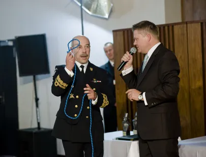 kontradmirał Straży Granicznej Piotr Stocki pokazuje jak poradzić sobie ze zbiegiem
