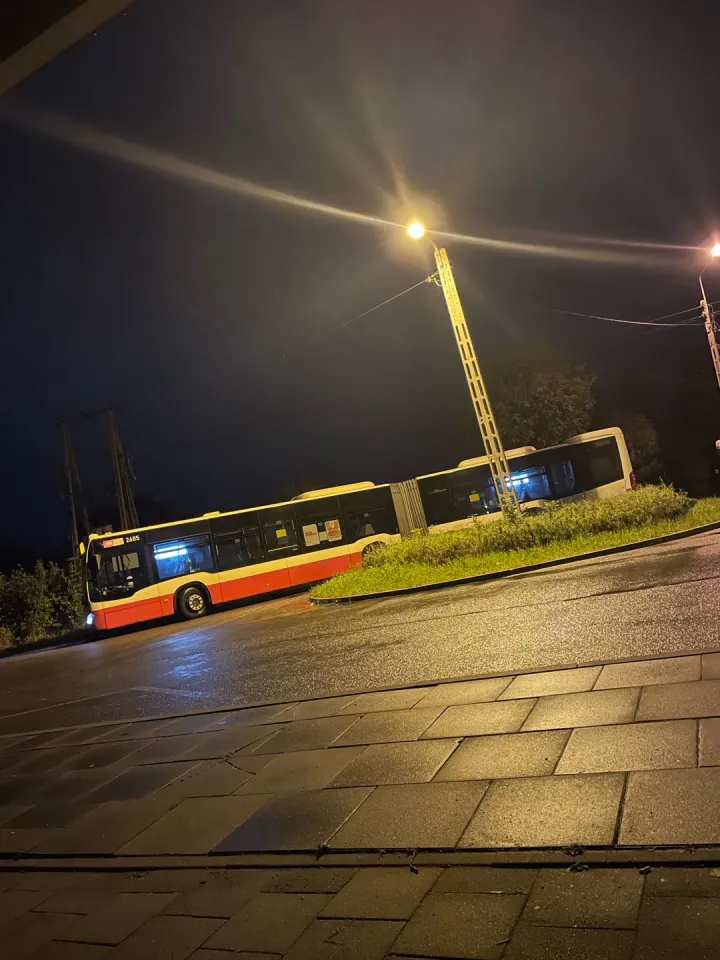 Autobus na włączonym silniku stoi