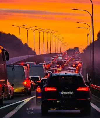 Korek o wschodzie słońca na Armii Krajowej